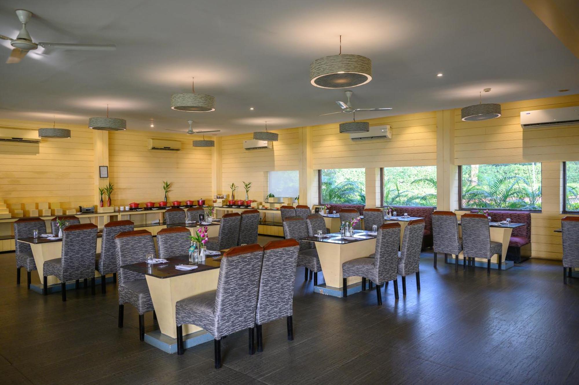 Sinclairs Retreat Dooars, Chalsa Hotel Bagian luar foto